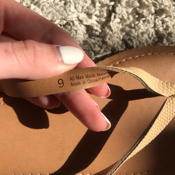 Basic tan flip flops - Picture 2 of 2